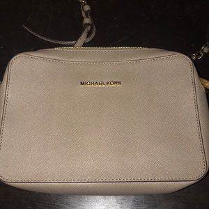 Michael kors purse beige with gold links chain